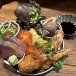 おばんざい あんこ - [2025/3]おばんざいセット：[左下から時計廻りで]鰹刺身,青豆のおひたし,鶏ごぼう煮,蝦夷バイ貝,茄子の肉巻き,フルーツトマト,マカロニとびこサラダ