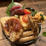 おばんざい あんこ - [2025/2]おばんざいセット：[左下から時計廻りで]コロッケ煮物,鰹刺身,茄子あげびたし,カリフラワーのキムチ炒め,手羽先唐揚げ,マカロニとびこサラダ,フルーツトマト