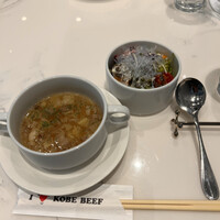 神戸牛洋食アモナ - セットのサラダとスープ