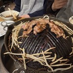 羊肉炭火焼 肉汁屋 - 