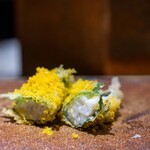 天ぷらあら木 - 2025.4 厚岸産白魚の大葉包み 自家製カラスミ塗し