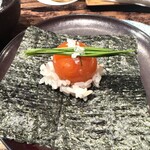 鶏けん - キンカン （ごはんの上に卵黄が有り、海苔で巻いて一口）