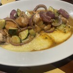 スーペルバッコ - ポッロ・アッラ・パンナ(国産地鶏と野菜のクリーム煮　ポレンタ添え)　地鶏は香ばしく焼き目がついています　お野菜もたっぷり　ポレンタがまた美味しい