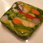 レザンファン ギャテ - 福岡県筑紫郡から届いた無農薬野菜をプレスしたテリーヌ　サフランのムースリーヌ・ソース