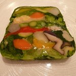 レザンファン ギャテ - 福岡県筑紫郡から届いた無農薬野菜をプレスしたテリーヌ　サフランのムースリーヌ・ソース