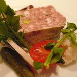 レザンファン ギャテ - 最低２週間熟成させたシェフ自慢の田舎風テリーヌ　自家製ピクルスとポルト酒風味のジュレ