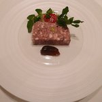 レザンファン ギャテ - 最低２週間熟成させたシェフ自慢の田舎風テリーヌ　自家製ピクルスとポルト酒風味のジュレ