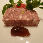 レザンファン ギャテ - 最低２週間熟成させたシェフ自慢の田舎風テリーヌ　自家製ピクルスとポルト酒風味のジュレ