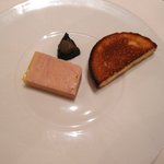 レザンファン ギャテ - ナチュラルな風味を生かした鴨ファアグラのテリーヌ　柿とブリオッシュ・トースト