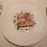 レザンファン ギャテ - 季節のテリーヌ、自己流で…シャトロレー仔牛の低温キュイと黒トリュフをまぶした新玉葱と白菜のロティ　鴨フォアグラのテリーヌ