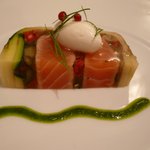 レザンファン ギャテ - タスマニア産サーモンのミ・キュイとラタトゥイユのテリーヌ　桜のチップで燻製にしたクリームを添て