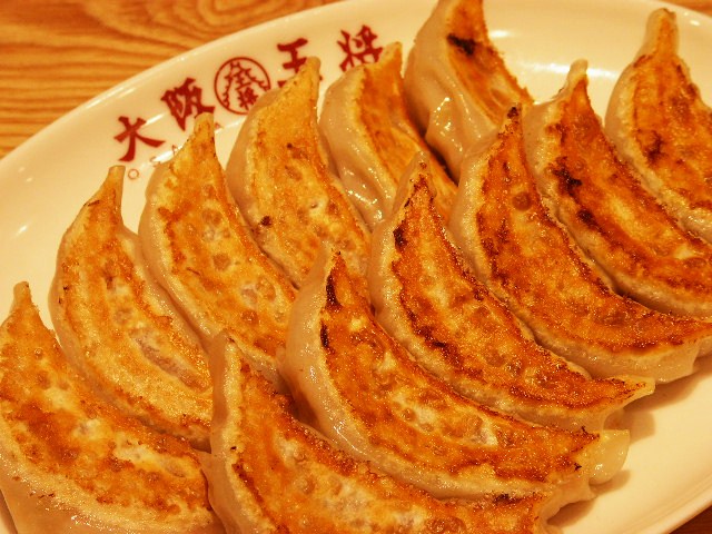 大阪王将 - 焼饺子2人前 お店にて一つ一つ手巻きしております.