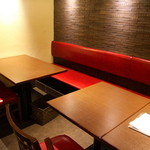 カウンター席がオススメですが、奥にはテーブル席もできました。