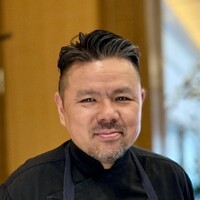 シェ・イノ - 料理長の手嶋純也さんは長年フランスで修業した後、和歌山の「オテル・ド・ヨシノ」から東京の「シェ・イノ」に。