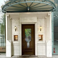 シェ・イノ - 玄関アプローチはまさにグランメゾン