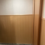 銀座 しのはら - 少しリフォームされた壁