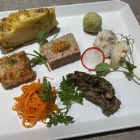 ON the TABLE CHINESE - 