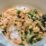 おおぜき中華そば店 - ラストは納豆＆烏賊煮干しスープをご飯に＠冷やし納豆まぜそば・半ライス付き（800円）