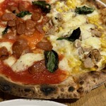 カスコロッソ - ハーフを2つ頼むと、こうなって出てくる。1枚だけ頼んだらあかへんよ、2枚でドン。