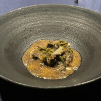 abysse - コンテ練り込んだジャガイモのピュレを敷き、愛媛の鰻の上にモリーユ茸とヴァンジョーヌのソース、花山椒ピクルス