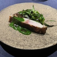 abysse - イサキのポワレ、付け合わせに蕨とうこぎ、薄めの菜っ葉類の蔓菜、濃いめピスタチオソース