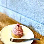 アリー コーヒー - 断面写真の代わりにメモ書きする下記構成は私の想像です。上から。桜塩漬け。ピスタチオ刻み。桜クリーム、白あん。白クリーム。抹茶クリーム。抹茶パフ。タルト生地。…想像です。