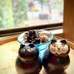 アリー コーヒー - 二階フロア入り口の、猫たち。