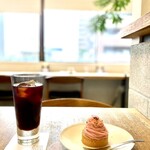 アリー コーヒー - 二階フロア。キッチン手前のテーブル席。