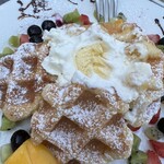 MARINA RESTAURANT TRIM - 生クリームの下にバニラアイスが入ってました