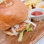 MARINA RESTAURANT TRIM - チキンタツタバーガー。チキンに味が付いてました。