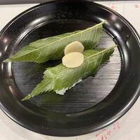 行楽庵 - 桜の葉の鯛鮨　生姜が花びら