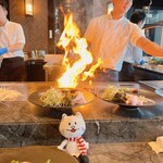 鉄板焼 摩天楼 東京スカイツリー・ソラマチ店 - フランベする時に撮影タイミングを教えてくれます(笑)