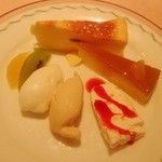 パルファン・ヴェール - ランチのデザート（チーズケーキ、プリンケーキ、ヌガーのアイス、ヨーグルトアイス、失念、フルーツ2種類の盛合せ）