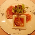 パルファン・ヴェール - オードブル盛合せ（生ハム、白身魚のテリーヌ、スモークドサーモン、フォアグラ、鴨のロースト、サラダ）