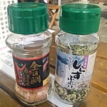 杉国商店 - テーブル上の金目鯛としらすのふりかけ。