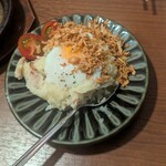 源兵衛 - ポテトサラダの温玉のせ