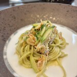 295628185 - 青のりを練り込んだタリオリーニ（細打ちのロングパスタ）
                        釜揚げしらすと桜海老・2色アスパラのガーリックソース