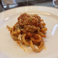 ヴィア トスカネッラ - ライ麦を練り込んだトンナレッリ
                      山形豚バラ肉のナポリ風トマト煮込みとグリーンピースのソース“ジェノベーゼ