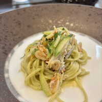 ヴィア トスカネッラ - 青のりを練り込んだタリオリーニ（細打ちのロングパスタ）
                    釜揚げしらすと桜海老・2色アスパラのガーリックソース