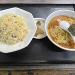 中華 丸八 - チャーハン、めん付き780円
      