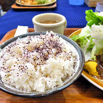 Bon Aka Hyoutan - ご飯は大盛でユカリがトッピングされています（２０１４年８月）