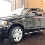 やみつきクレープ ヒロシ - お店の中にもＦ150フォードです
