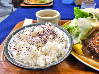 Bon Aka Hyoutan - ご飯は大盛でユカリがトッピングされています（２０１４年８月）