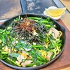 廣末屋 - ①韮塩焼そば(税込800円)
香南市は韮の生産量日本一、使用しているのはご近所の生産者の韮だそう
具は太麺&豚バラ肉4枚&人参&烏賊&大量の韮
蒸し太麺は自家製塩ダレを掛けているので軟らかな仕上がり