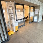 I Three EIGHT - 店舗前
