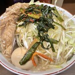 ラーメン二郎 - 小ぶた（1,120円）＋ネギ（150円）＋ニラキムチ（120円）＋味付け玉子（120円）、ニンニクコール