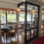 富士屋ホテル ラウンジ - 外を眺める廊下側のお席は全て予約席になってました。