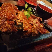 鉄板ダイニング 哲 - ハンバーグ断面（わかりづらいけど、、、）
