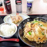 餃子の王将 - 料理写真:フェアメニューの豚肉たっぷりあんかけ焼そばフェアBセット