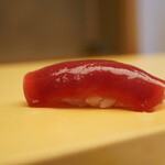 鮨 あらい - ◇赤身
      しなやかにシャリと同化しながら酸味を広げ、心地よい歯切れから旨さを滲ませる爽やかな一貫。